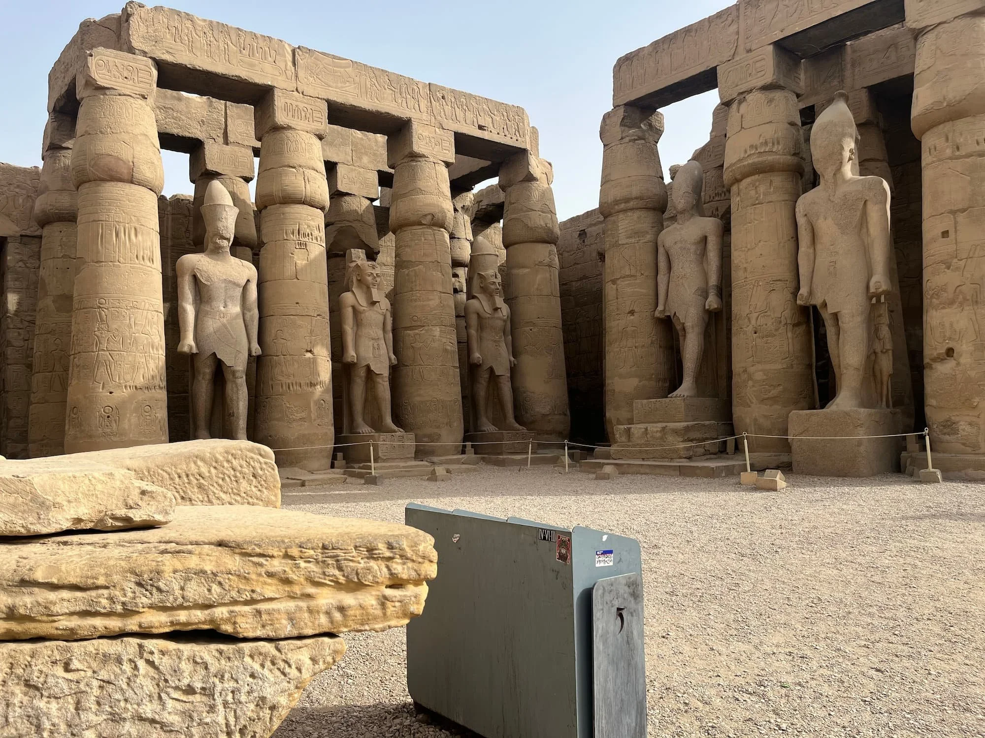 Zittende beelden van Ramses II bij de ingang van de Luxortempel